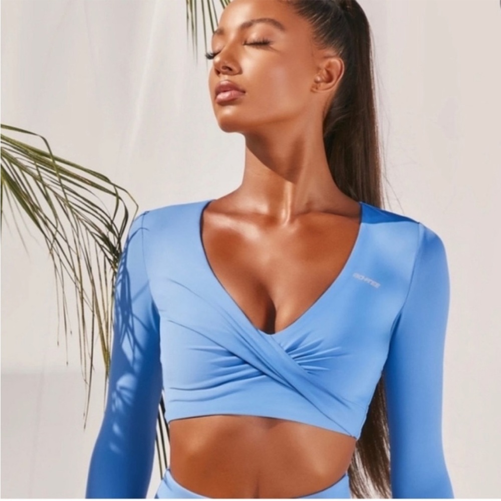Bo + Tee Women’s Long Sleeve Blue Crossover Crop Top Athletic Shirt